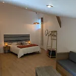 Maison Renovee Avec Jardin Clos, - Fr-1-616-425 *