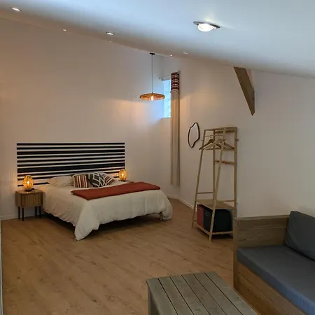 Maison Renovee Avec Jardin Clos, - Fr-1-616-425 *